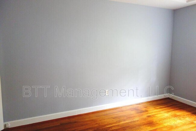 Building Photo - 8409 Greenwood Ave