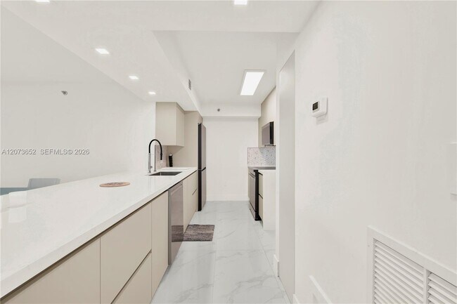 Building Photo - 5757 Collins Ave