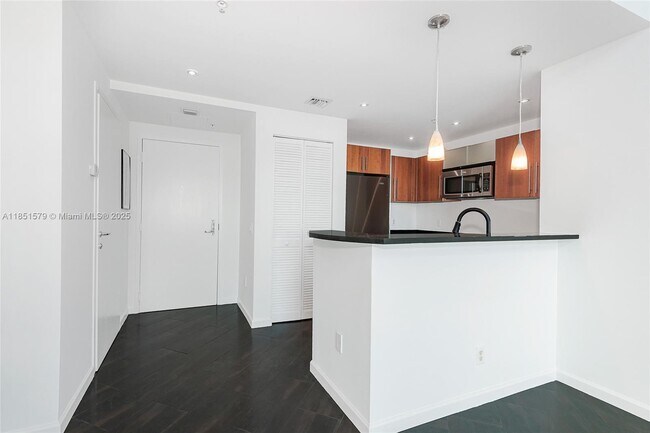 Building Photo - 300 S Biscayne Blvd