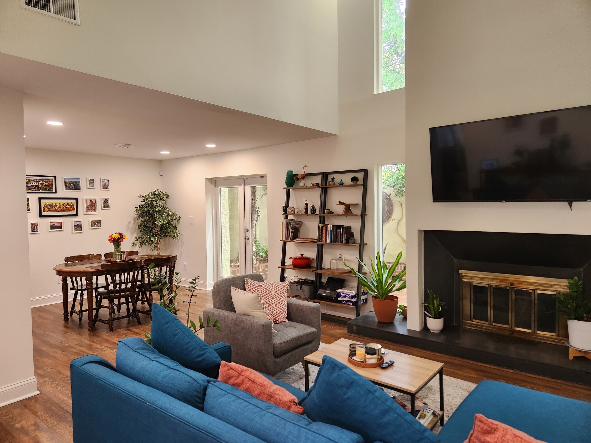 Living room / dining room - 1333 S Ponce de Leon Ave NE