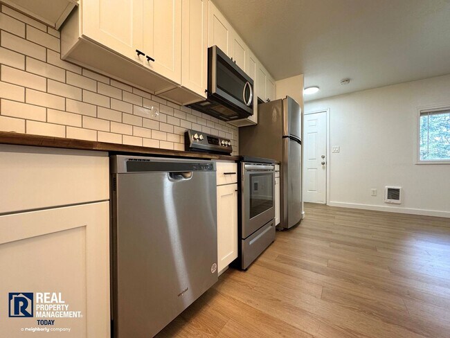 Building Photo - Renovated 1BR w/ Patio, Yard Access & Pet-Friendly Living!