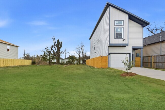 Building Photo - 3320 Francis St