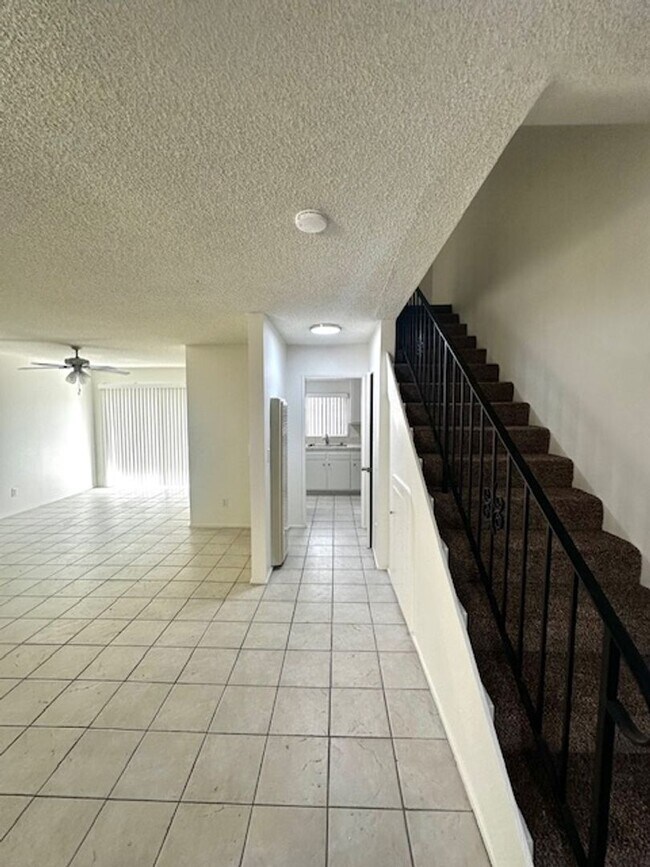 Building Photo - Three Bedroom Condo! Ventura