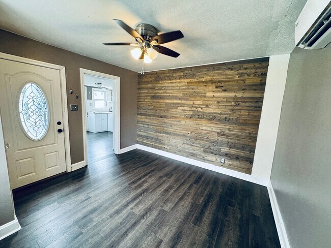 Building Photo - Adorable Cottage