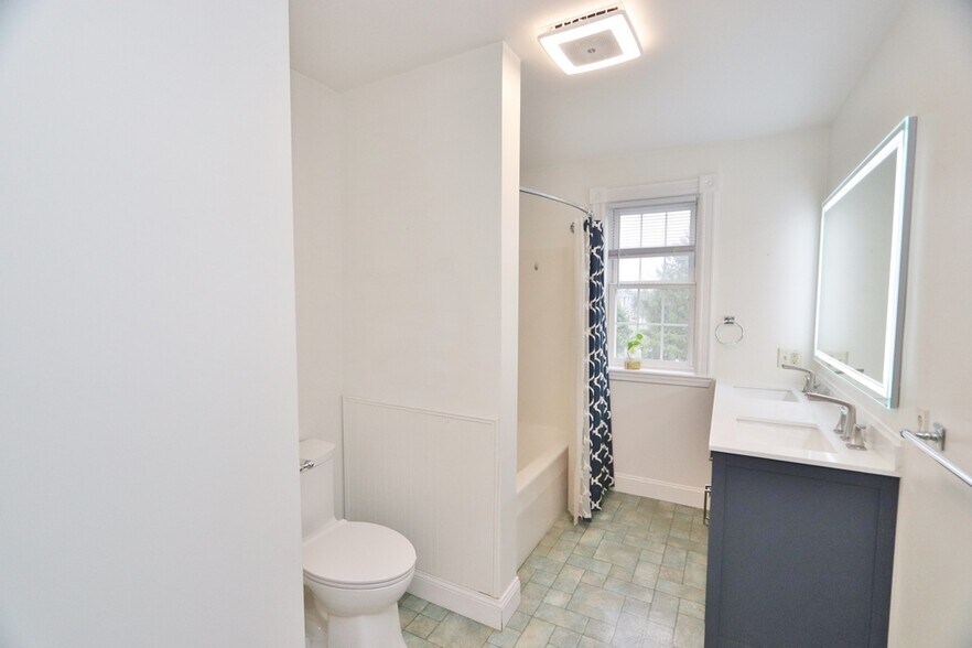 Building Photo - 21 Longmeadow Dr