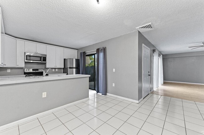 Building Photo - 619 6th Way