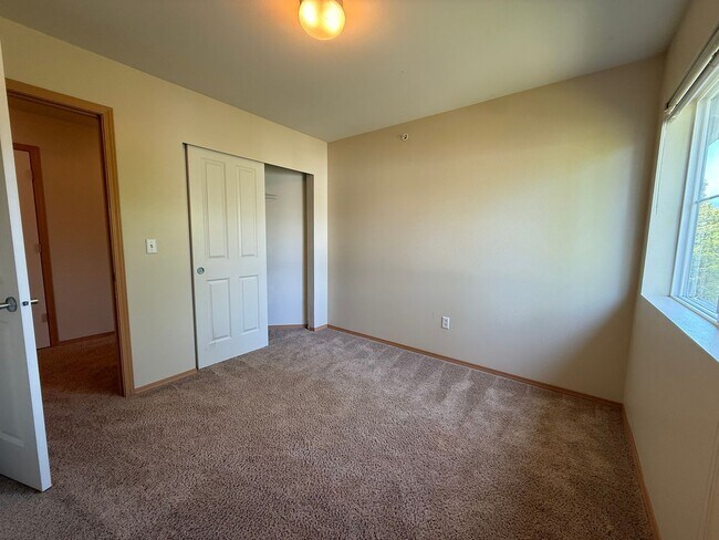 Building Photo - 3 Bedroom 2.5 Bath DuPont Townhome
