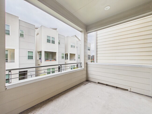 Building Photo - 2711 Clinton Dr