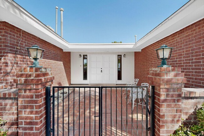 Building Photo - 7419 Mission Viejo Dr