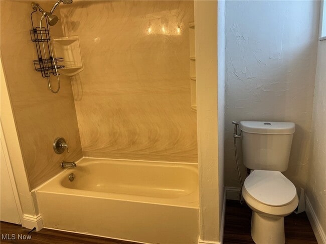 Building Photo - 8671 Ashwood Dr