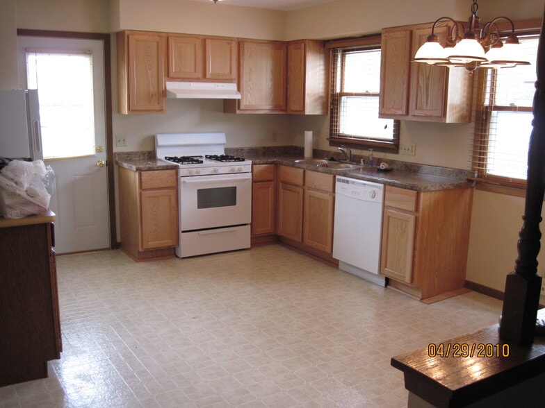 Building Photo - 123 Marcella St