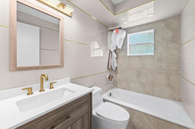 Building Photo - 551 Normandy Ln