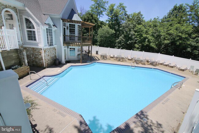 Building Photo - 455 Fortress Way