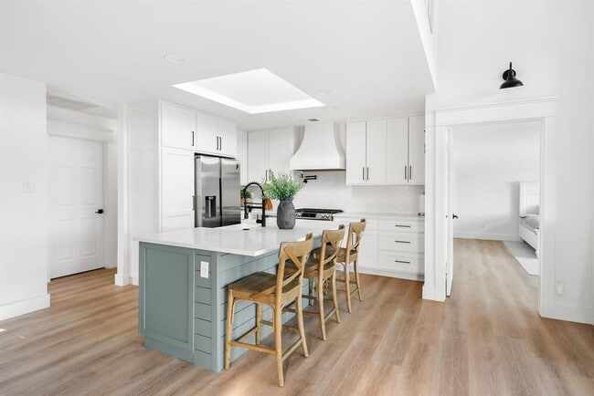 Building Photo - 18300 W Rim Dr