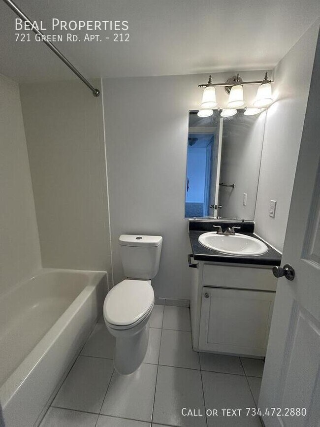 Building Photo - 721 Green Rd