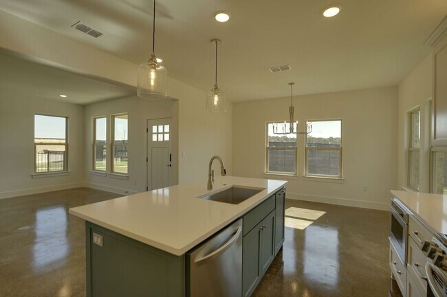 Building Photo - 300 Red Bird Dr