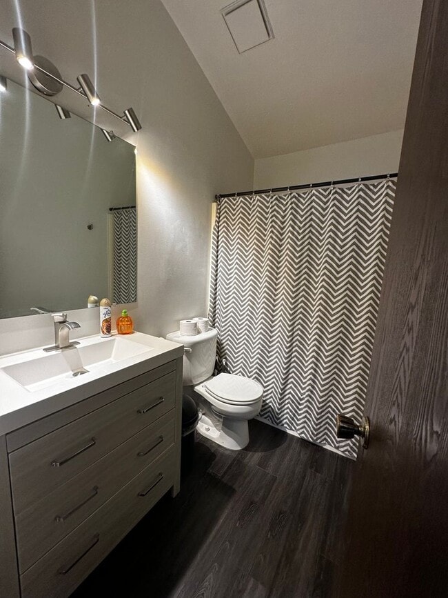 Building Photo - MOVE IN SPECIAL-- DECEMBER RENT FREE--Wonderful Single-Family Home in The Highland Area