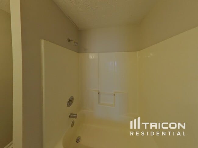 Building Photo - 406 Village Cir