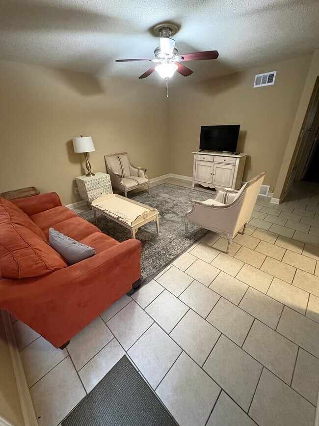 Building Photo - Furnished 2 Bedroom 1 Bath Apartment Close to Campus!