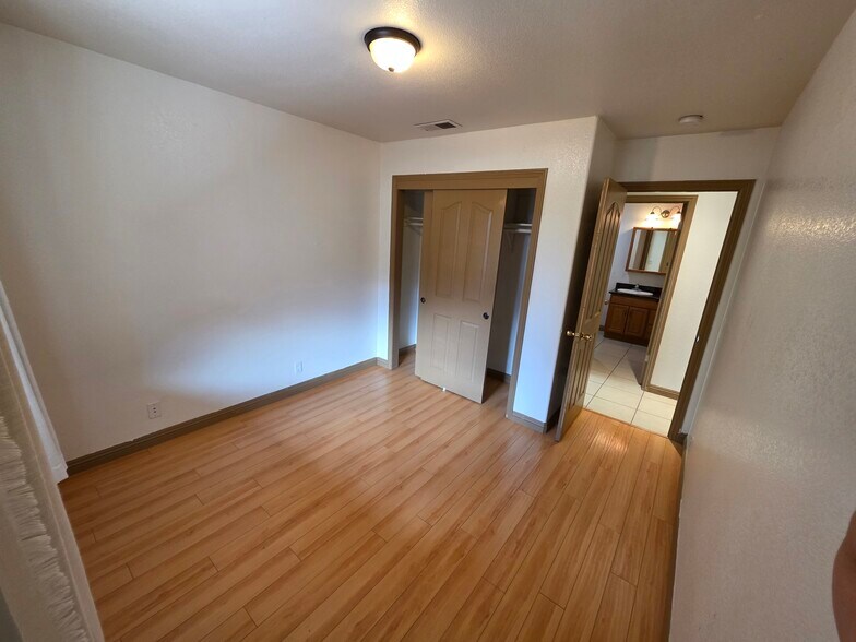 Building Photo - 818 9th St