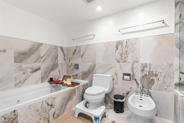 Building Photo - 520 Brickell Key Dr