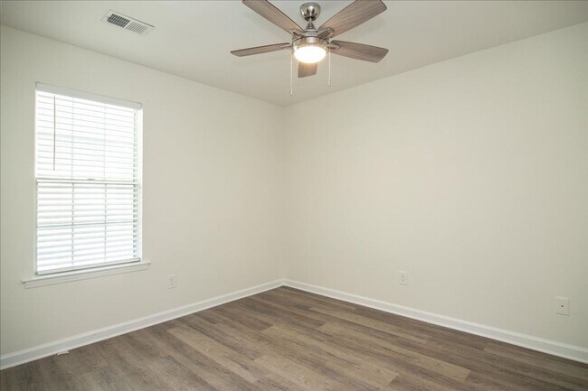 Building Photo - Newly Renovated 3bd/2ba Duplex Unit in Con...