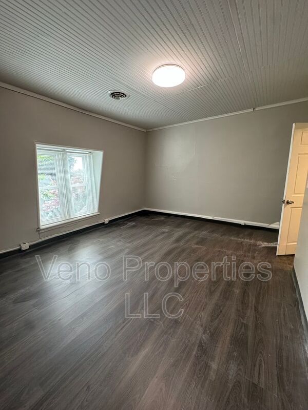 Building Photo - 221 Spring Ave