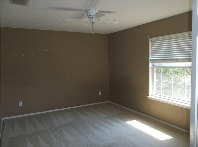 Building Photo - 2820 Deer Ridge Dr