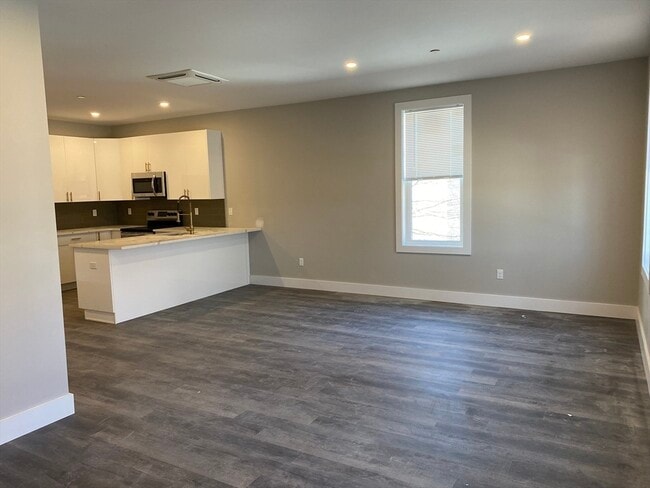 Building Photo - 32 Norwood St