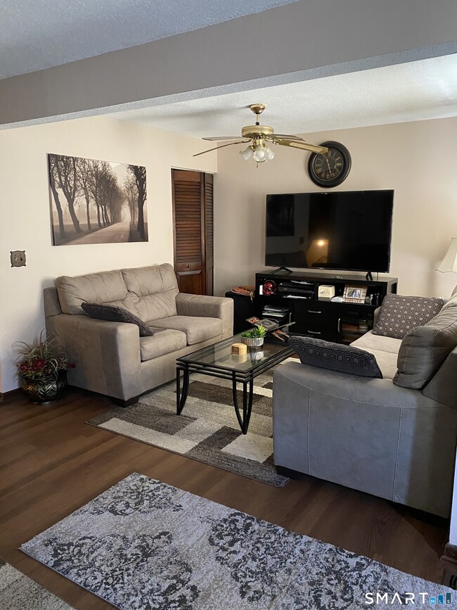 Building Photo - 630 Longfellow Dr