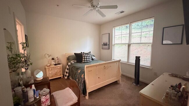 Building Photo - 106 Community Way