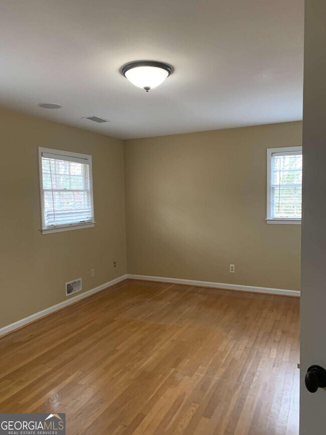 Building Photo - 3896 Parkcrest Dr NE