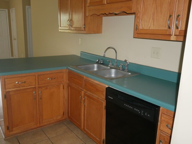 Building Photo - 2885 Waverly Dr