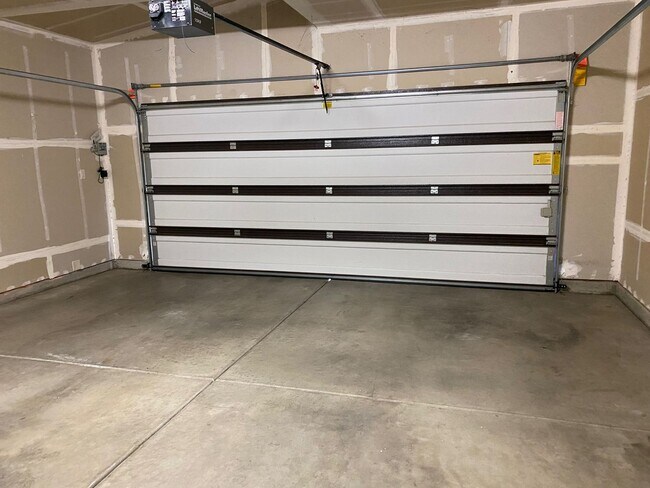 Building Photo - $3,150 Copper River, Beautiful 4 Bedroom -  E. Via Estrella Dr, Fresno / Gated Community