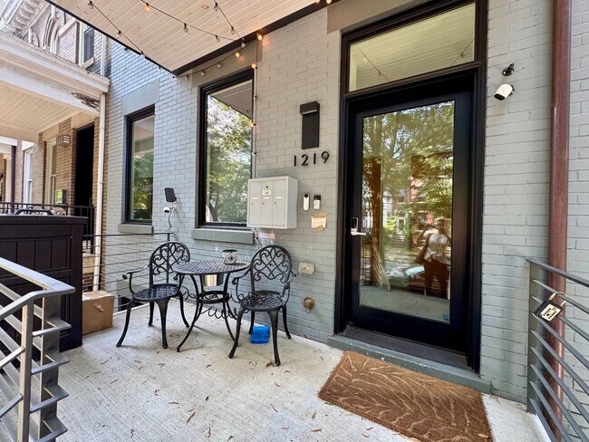 Building Photo - LUXURY CONDO BY METRO
