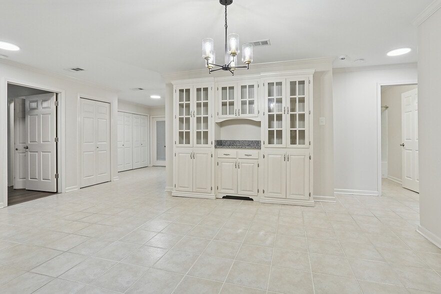 Dining - 11461 Gator Ln