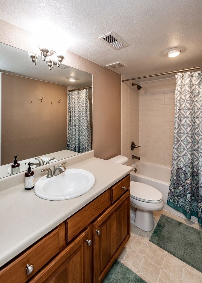 Building Photo - Fabulous 6 bedroom + office D20 Home with ...