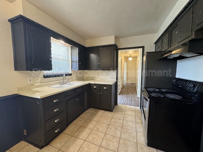 Building Photo - 1400 Brookdale Dr