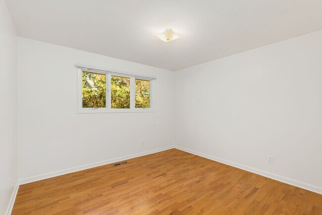 Building Photo - 1828 N 163rd St