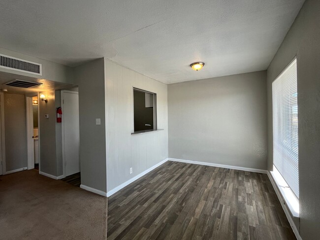 Building Photo - One Bedroom Upstairs Apartment!!