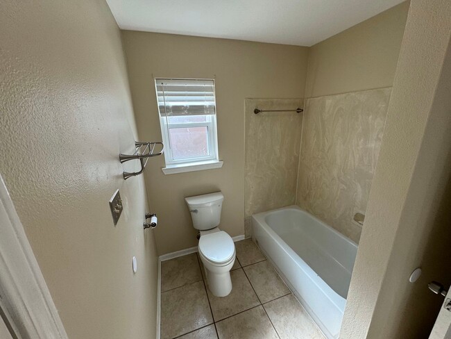 Building Photo - 2 Bedroom 1 Bath townhome located in Barri...