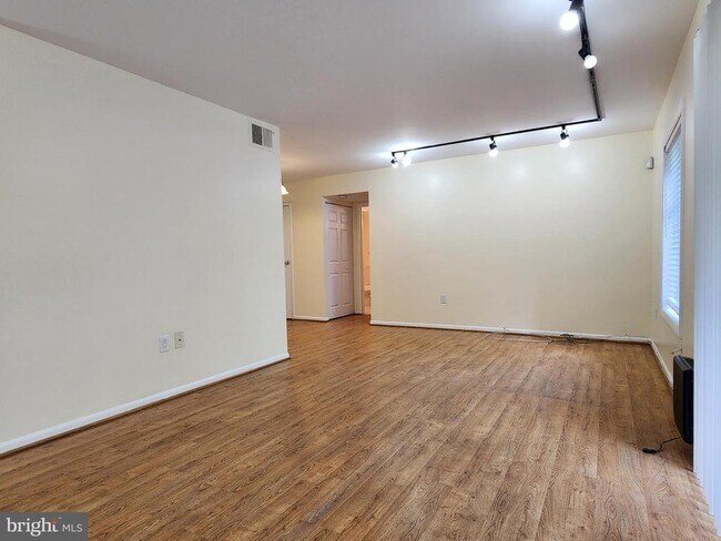Building Photo - 6934 Hanover Pkwy