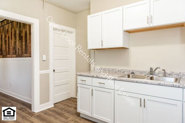 Building Photo - 319 W Masterson Ave