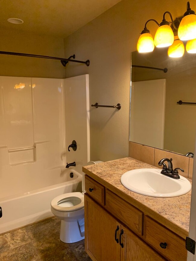 Building Photo - BEAUTIFUL, SPACIOUS, 4 BEDROOM, 3 BATHROOM...