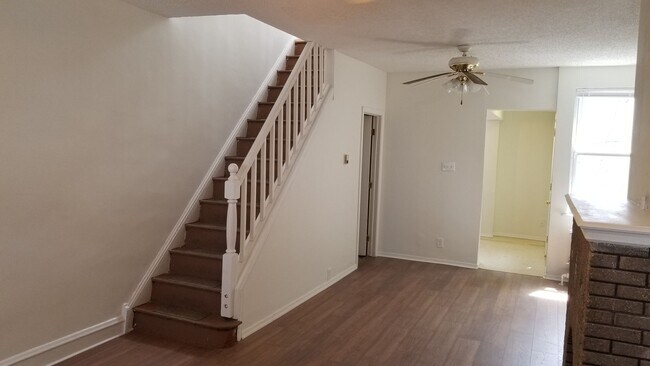 Building Photo - 5211 Glenloch St
