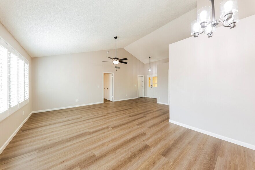 Building Photo - 515 W Montoya Ln