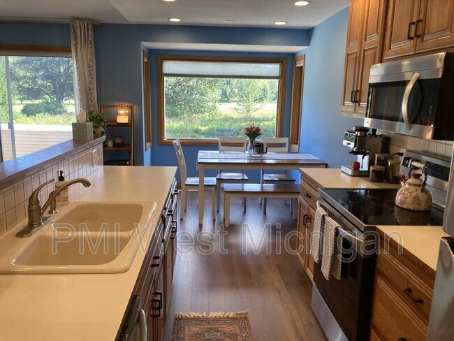 Building Photo - 1054 Fairfield Dr