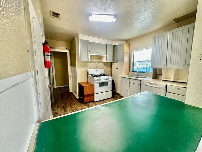 Building Photo - 2438 W Clarendon Dr