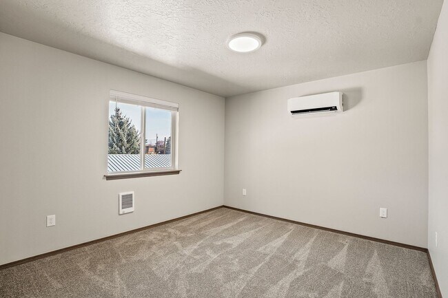 Building Photo - Modern Valley Town Home!