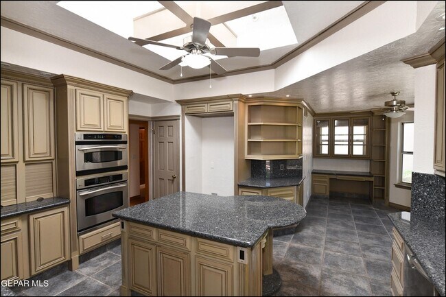 Building Photo - 1004 Los Jardines Cir